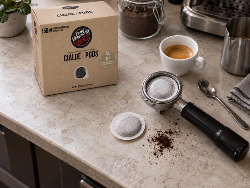 Кутия Caffè Vergnano Oro E.S.E. 150 бр., хартиени дози, ръкохватка и готово еспресо