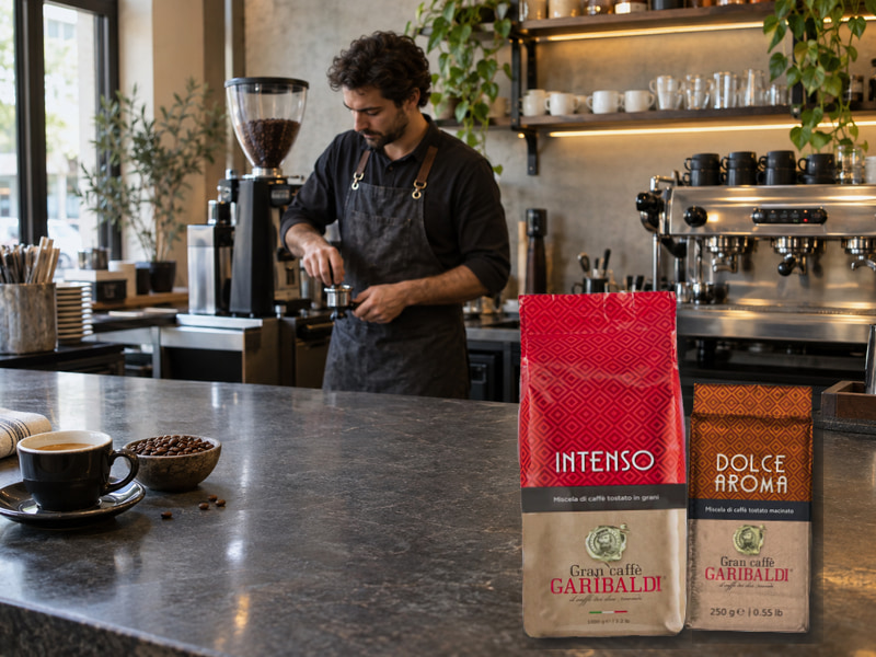 Оригинални опаковки Garibaldi Intenso на зърна и Dolce Aroma мляно кафе в реалистичен кафе бар